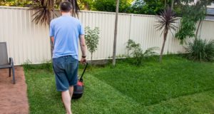 Akkus fűnyíróval a rendezett kertért akkus fűnyíró