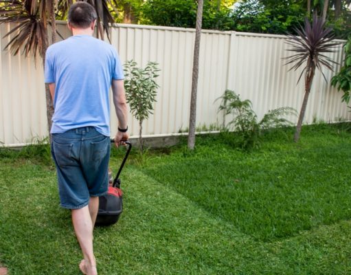 Akkus fűnyíróval a rendezett kertért akkus fűnyíró