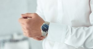 A férfi fülbevaló és karóra viselés szabályai karóra viselés