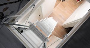 Apró otthonban nagy segítség az összecsukható padláslépcső padláslépcső garzonban