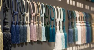 Kreatív függönyelkötő ötletek a nappalik dekorálásához függönyelkötő