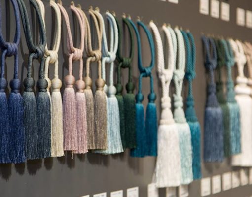 Kreatív függönyelkötő ötletek a nappalik dekorálásához függönyelkötő