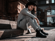 Tavaszias elegancia? Így érheted el! elegans_ferfi_lepcson_saxoo