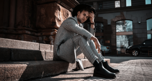 Tavaszias elegancia? Így érheted el! elegans_ferfi_lepcson_saxoo