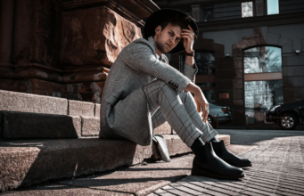 Tavaszias elegancia? Így érheted el! elegans_ferfi_lepcson_saxoo