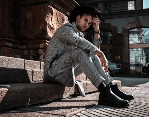 Tavaszias elegancia? Így érheted el! elegans_ferfi_lepcson_saxoo