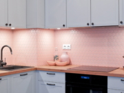 Színes konyhabútor – melyik kerámia csempét válasszunk, hogy tökéletesen passzoljon? szines-konyhabutor-csempe-hexagon-nagy-pink-matt-raw-decor