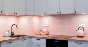 Színes konyhabútor – melyik kerámia csempét válasszunk, hogy tökéletesen passzoljon? szines-konyhabutor-csempe-hexagon-nagy-pink-matt-raw-decor