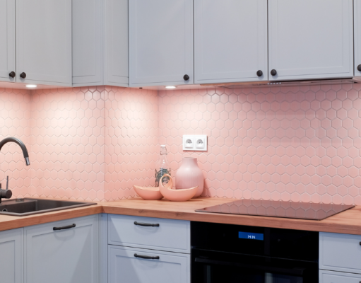 Színes konyhabútor – melyik kerámia csempét válasszunk, hogy tökéletesen passzoljon? szines-konyhabutor-csempe-hexagon-nagy-pink-matt-raw-decor