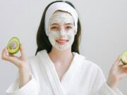 Fiatalos ragyogás hyaluronsavval – Nézzen büszkén a tükörbe! nő maszkkal