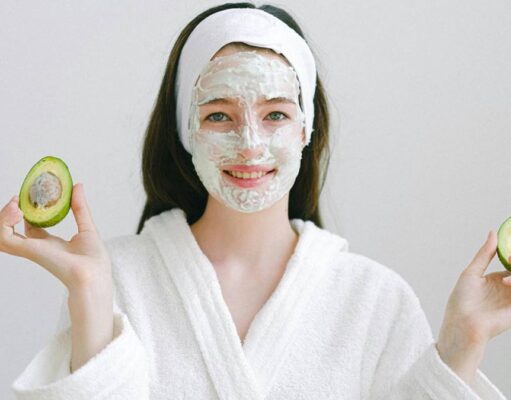 Fiatalos ragyogás hyaluronsavval – Nézzen büszkén a tükörbe! nő maszkkal