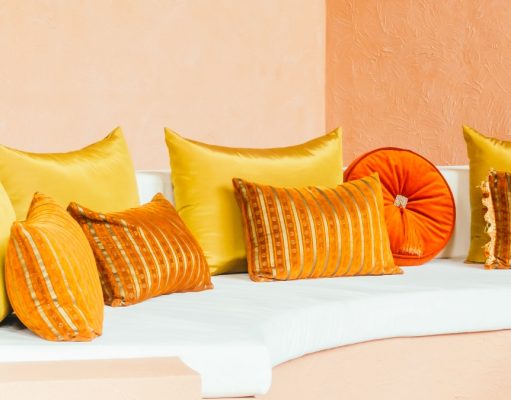 Színek hatása a belső térre – Hogyan válasszunk olyan színpalettát, amely az otthon különböző részeiben inspiráló, pihentető vagy energizáló hatású? színes kanapé