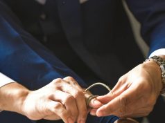 Útmutató férfiaknak az esküvői öltöny kiválasztásához férfi kezek