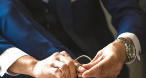 Útmutató férfiaknak az esküvői öltöny kiválasztásához férfi kezek