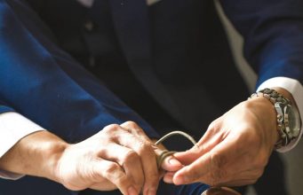 Útmutató férfiaknak az esküvői öltöny kiválasztásához férfi kezek