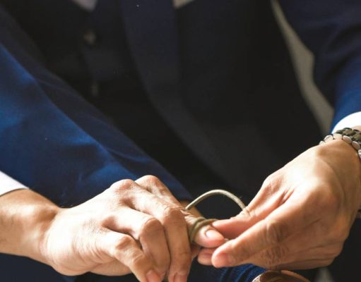 Útmutató férfiaknak az esküvői öltöny kiválasztásához férfi kezek