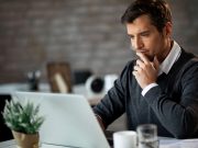 Hol és milyen menedzsment állásokra pályázhatunk Magyarországon? férfi laptop előtt