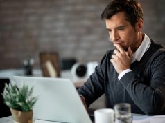 Hol és milyen menedzsment állásokra pályázhatunk Magyarországon? férfi laptop előtt