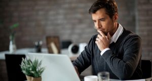 Hol és milyen menedzsment állásokra pályázhatunk Magyarországon? férfi laptop előtt