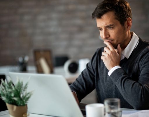 Hol és milyen menedzsment állásokra pályázhatunk Magyarországon? férfi laptop előtt