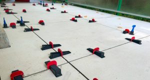 Járólap lerakása lapszintező rendszer segítségével