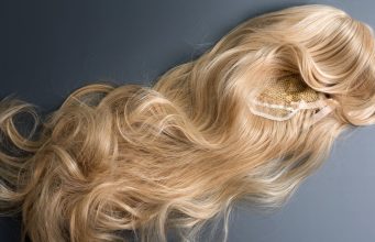 Újrakezdés és magabiztosság szőke parókával paroka