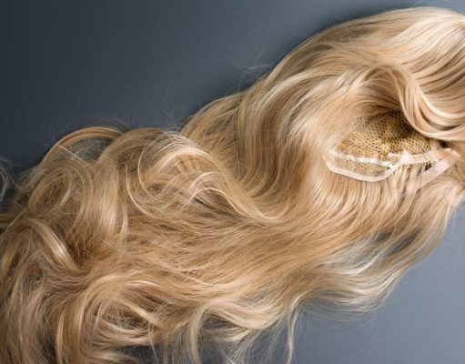 Újrakezdés és magabiztosság szőke parókával paroka