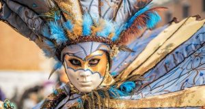 Maszkot fel! Utazás a világ legszínesebb karneváljaira! maszkos