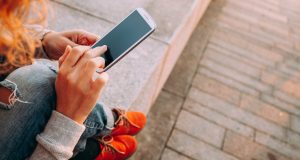 Hogyan védd meg a telefonod kijelzőjét a mindennapi használat során? Láthatatlan biztonság nagy értékű eszközöknek