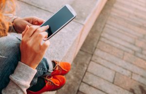 Hogyan védd meg a telefonod kijelzőjét a mindennapi használat során? Láthatatlan biztonság nagy értékű eszközöknek