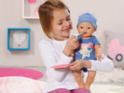 Hogyan választható ki a tökéletes játék baba az 1 éves gyermekek számára? baby-born-babaval-jatszo-kislany
