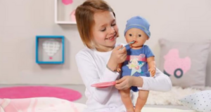 Hogyan választható ki a tökéletes játék baba az 1 éves gyermekek számára? baby-born-babaval-jatszo-kislany