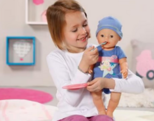 Hogyan választható ki a tökéletes játék baba az 1 éves gyermekek számára? baby-born-babaval-jatszo-kislany